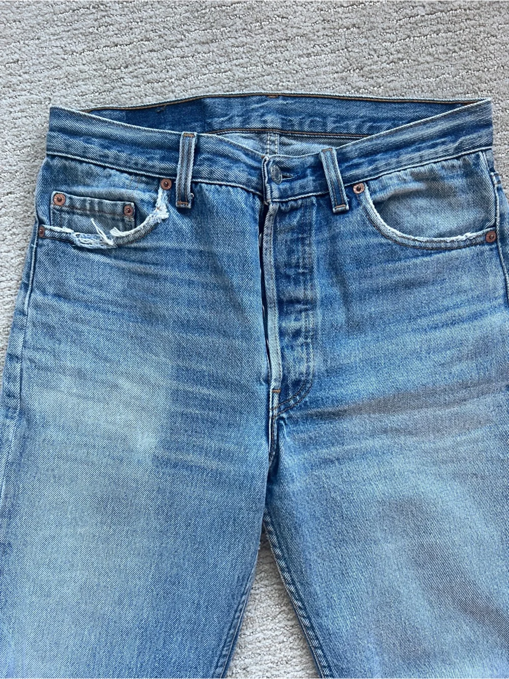 Vintage Levi's Men's Light Blue Straight Jeans with Small Back Pocket Distress